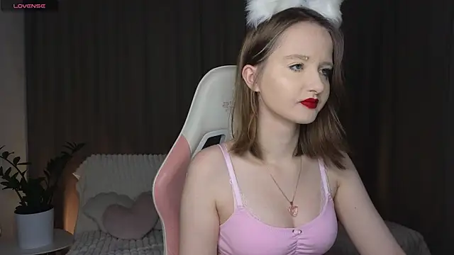 Snapshot of AlexsisFaee chatting on 10.20.25 AlexsisFaee online show from 10.20.25