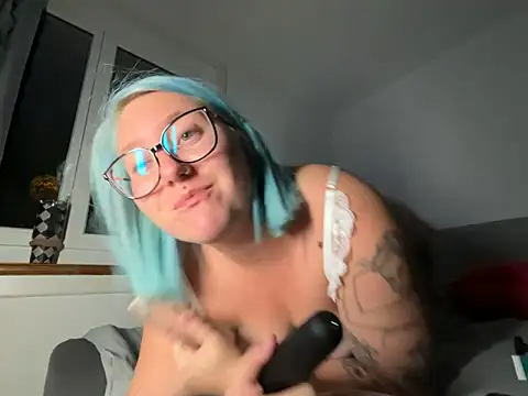 Snapshot of lablonde2025 chatting on 09.30.25 lablonde2025 online show from 09.30.25