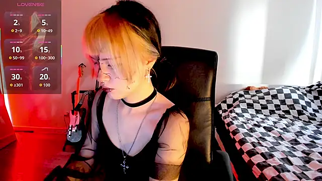 LiyaLuna online show from 10.31.25