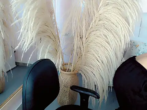 nathalialoes1 online show from 10.17.25