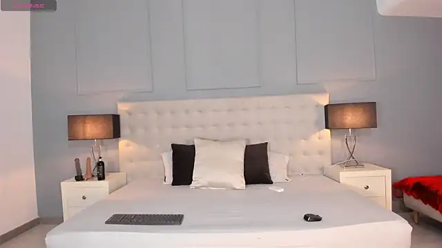 KellyRooss online show from 11.14.25