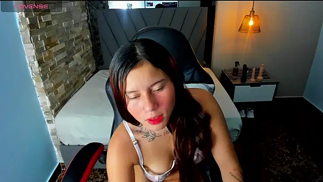 Snapshot of MARINETOMMY chatting on 09.18.25 MARINETOMMY online show from 09.18.25