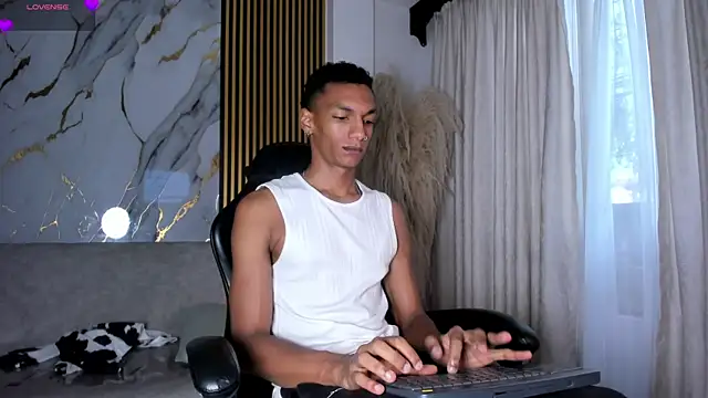 Snapshot of JulienSaint chatting on 06.08.26 JulienSaint online show from 06.08.26