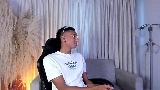 Snapshot of JulienSaint chatting on 06.25.26 JulienSaint online show from 06.25.26