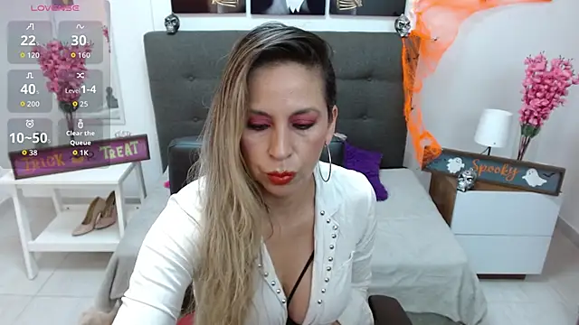 Snapshot of DianaPearls chatting on 10.25.25 DianaPearls online show from 10.25.25