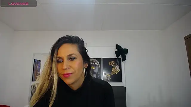 Snapshot of DianaPearls chatting on 11.13.25 DianaPearls online show from 11.13.25