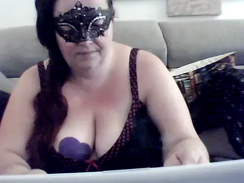 Snapshot of Valendra_ chatting on 09.10.25 Valendra  online show from 09.10.25