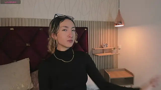 Snapshot of LauMiller chatting on 09.15.25 LauMiller online show from 09.15.25