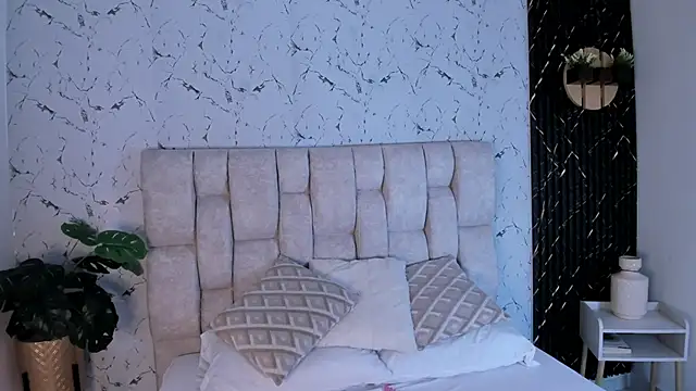 Snapshot of LauMiller chatting on 09.26.25 LauMiller online show from 09.26.25