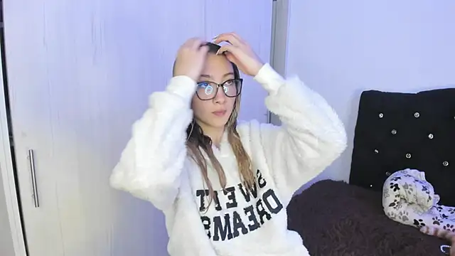 Snapshot of LauMiller chatting on 10.12.25 LauMiller online show from 10.12.25