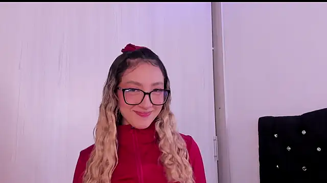 Snapshot of LauMiller chatting on 10.27.25 LauMiller online show from 10.27.25