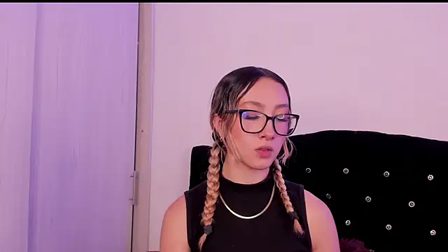 Snapshot of LauMiller chatting on 10.29.25 LauMiller online show from 10.29.25