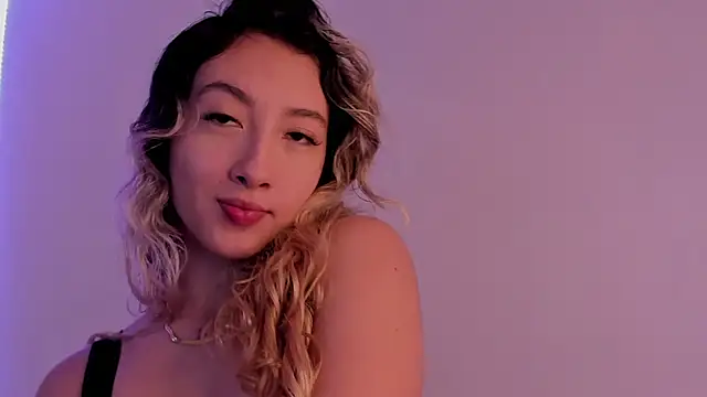 Snapshot of LauMiller chatting on 10.31.25 LauMiller online show from 10.31.25