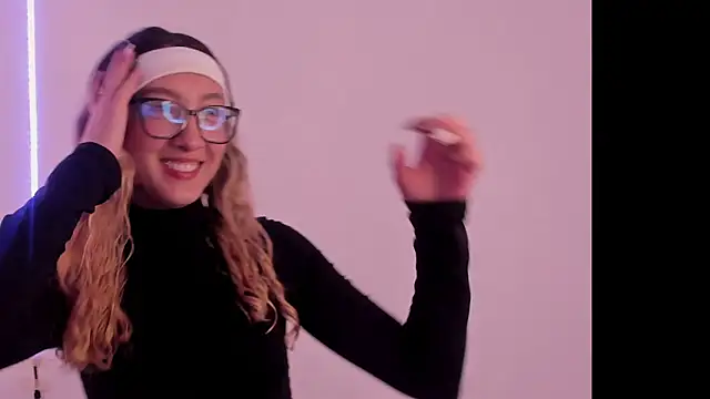 Snapshot of LauMiller chatting on 11.04.25 LauMiller online show from 11.04.25