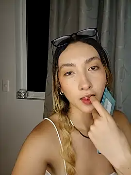 Snapshot of LauMiller chatting on 11.19.25 LauMiller online show from 11.19.25