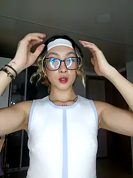 Snapshot of LauMiller chatting on 11.24.25 LauMiller online show from 11.24.25