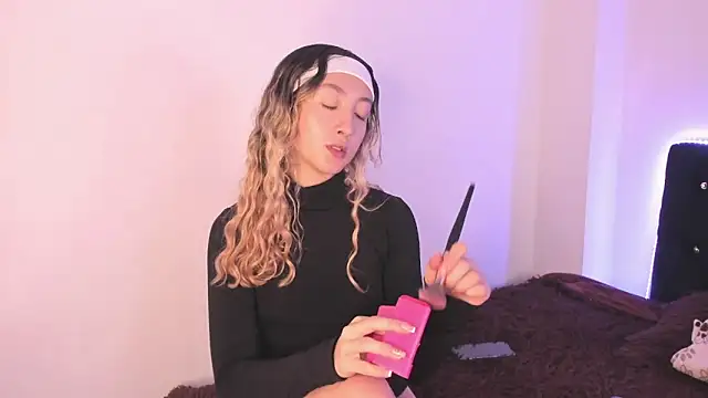 Snapshot of LauMiller chatting on 11.29.25 LauMiller online show from 11.29.25