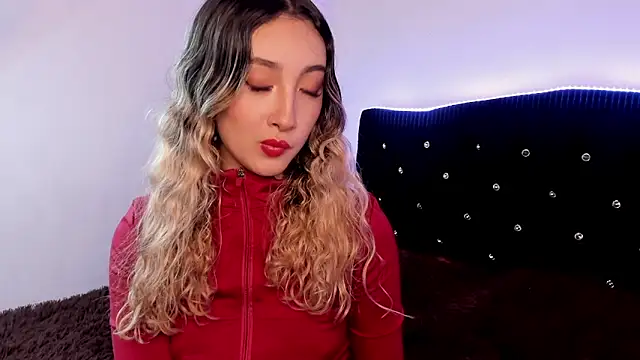 Snapshot of LauMiller chatting on 12.14.25 LauMiller online show from 12.14.25