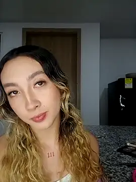 Snapshot of LauMiller chatting on 12.16.25 LauMiller online show from 12.16.25