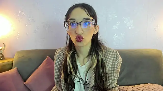 Emilia Bons online show from 04.21.26