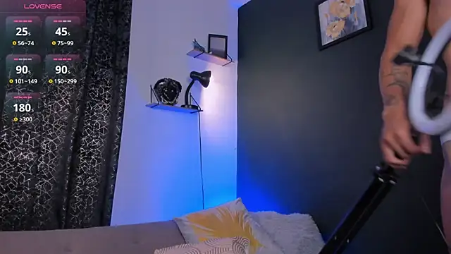 Snapshot of MarkSantozz chatting on 10.28.25 MarkSantozz online show from 10.28.25