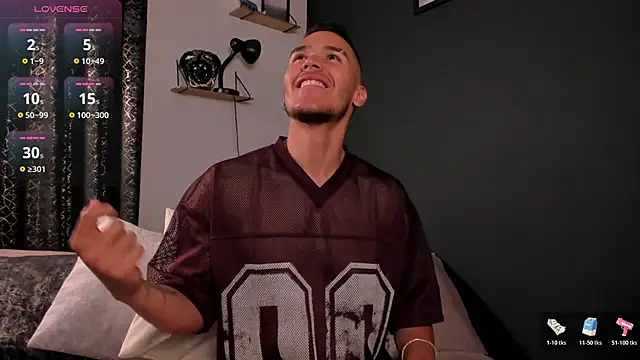 Snapshot of MarkSantozz chatting on 11.23.25 MarkSantozz online show from 11.23.25