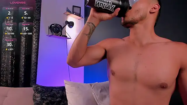 Snapshot of MarkSantozz chatting on 11.25.25 MarkSantozz online show from 11.25.25