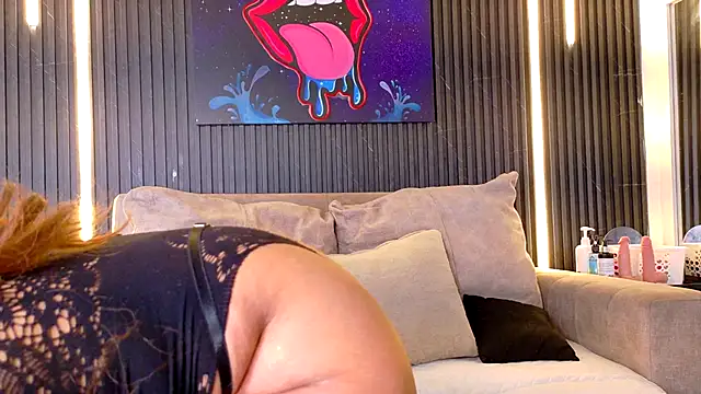 Snapshot of SophiaSummer chatting on 12.02.25 SophiaSummer online show from 12.02.25