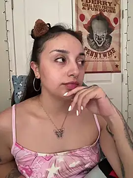 Snapshot of CharmingMaddie chatting on 04.18.26 CharmingMaddie online show from 04.18.26