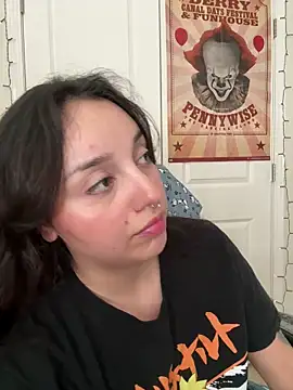 Snapshot of CharmingMaddie chatting on 04.21.26 CharmingMaddie online show from 04.21.26