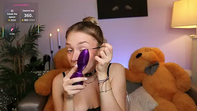 NovaHollisx online show from 11.30.25