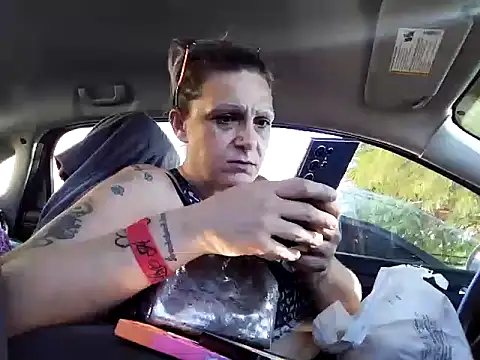 Snapshot of SparklesB1tch chatting on 09.22.25 SparklesB1tch online show from 09.22.25