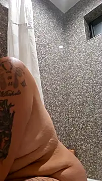 Snapshot of SparklesB1tch chatting on 11.13.25 SparklesB1tch online show from 11.13.25