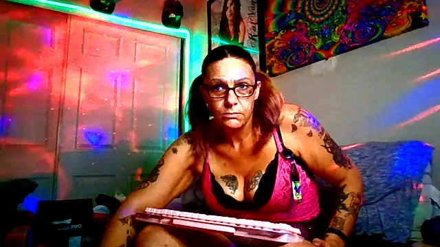 Snapshot of SparklesB1tch chatting on 11.20.25 SparklesB1tch online show from 11.20.25