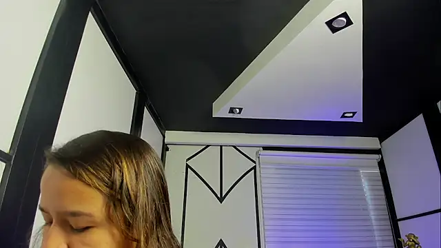 Snapshot of ElaBourn_ chatting on 09.17.25 ElaBourn online show from 09.17.25