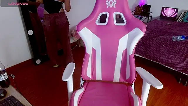 larah uwu online show from 09.10.25