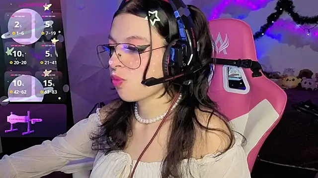 larah uwu online show from 12.14.25