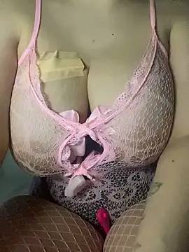 Snapshot of emiliafrancaise chatting on 02.14.26 emiliafrancaise online show from 02.14.26