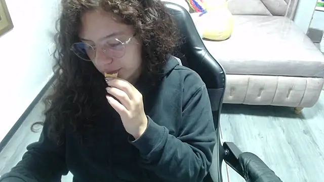 Velvet Moon V online show from 11.04.25