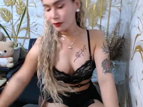 Snapshot of tshot_izzy_88 chatting on 12.14.25 tshot izzy 88 online show from 12.14.25