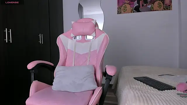 kendal hot01 online show from 04.18.26