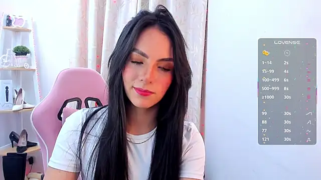 sarah saenz  online show from 10.09.25