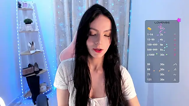 sarah saenz  online show from 11.06.25