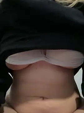 Snapshot of HottieBobi chatting on 09.19.25 HottieBobi online show from 09.19.25