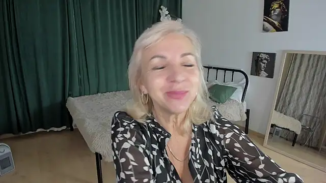 LiliaMoons online show from 11.30.25