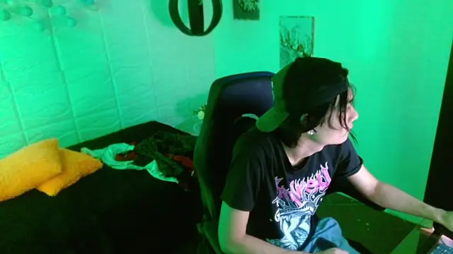 Snapshot of davoxer chatting on 09.28.25 davoxer online show from 09.28.25