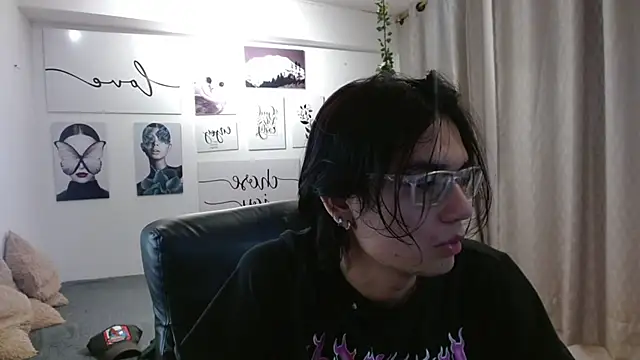 Snapshot of davoxer chatting on 10.31.25 davoxer online show from 10.31.25