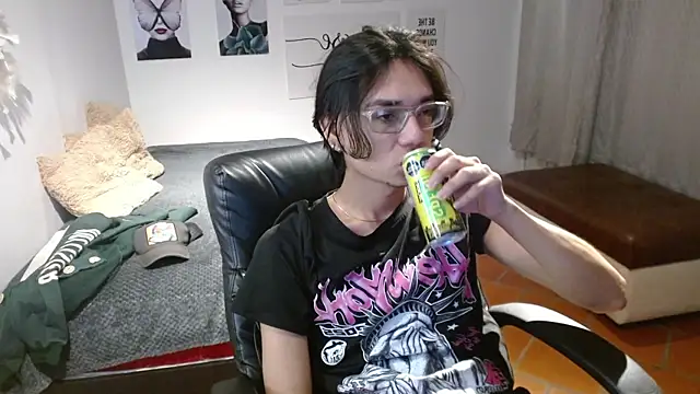 Snapshot of davoxer chatting on 11.21.25 davoxer online show from 11.21.25