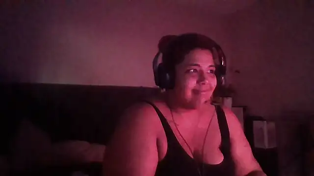 Snapshot of 1n0nlythroat chatting on 04.28.26 1n0nlythroat online show from 04.28.26