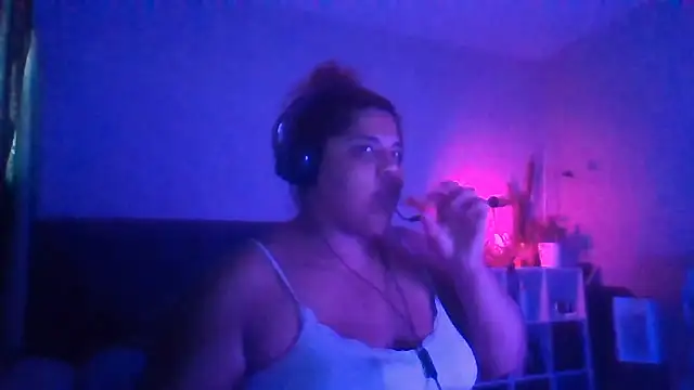 Snapshot of 1n0nlythroat chatting on 05.13.26 1n0nlythroat online show from 05.13.26